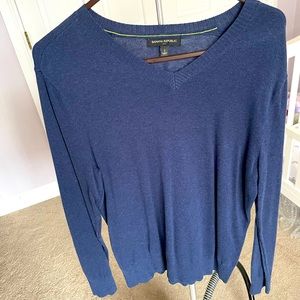 Men’s v-neck sweater